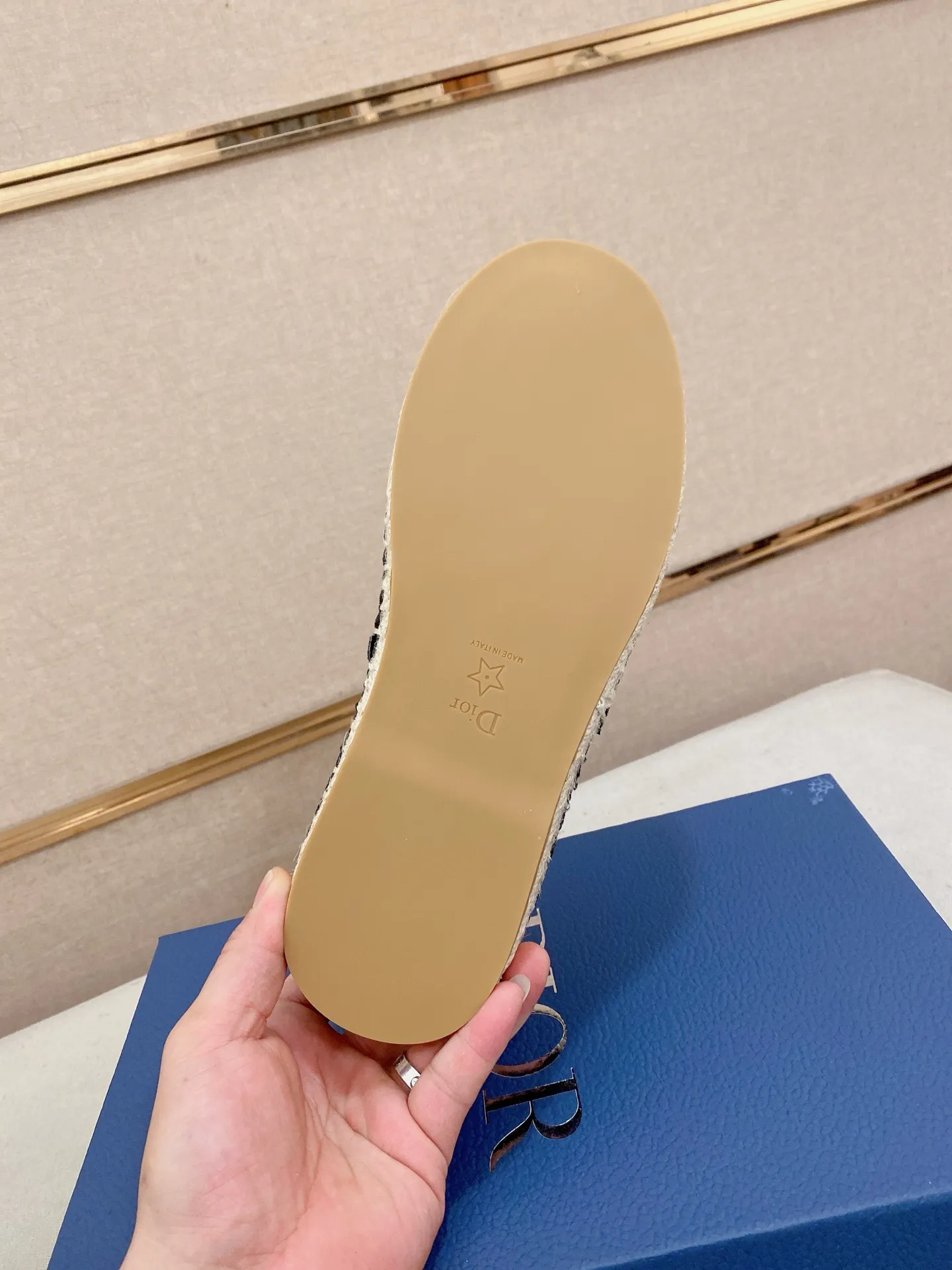 Factory price: 400💰High quality [Dior·Dior] 💫Men's latest slip-on Loaf casual shoes ✔️The original version is available at the counter simultaneously. 1:1 replica🏍️Fabrics: Italian imported fabrics, pure hand-drawn threads, raw rubber breathable and non-slip outsole, lining breathable and comfortable lambskin, 100% comfortable density, original rubber outsole wear-resistant ✔️Code number: 38-44, you deserve it, (Note: 37, 45, 46 can be customized, non-refundable and non-exchangeable)